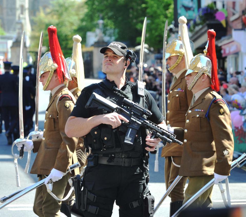 Lính bắn tỉa, cảnh sát vũ trang bảo vệ chặt đám cưới Hoàng gia Anh